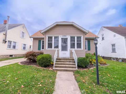 1302 Martha St, Pekin, IL 61554