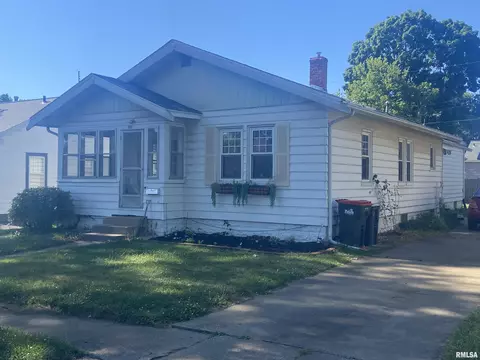909 St Julian St, Pekin, IL 61554
