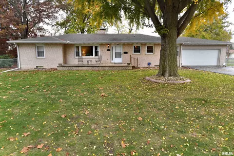11 Barnes Dr, Decatur, IL 62526