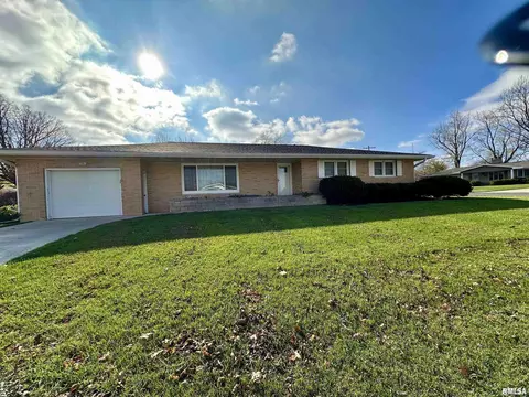 1007 W Randolph St, Roanoke, IL 61561