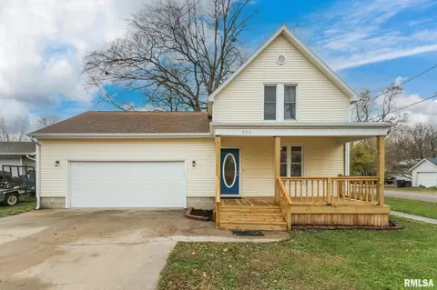 703 S Pine St, Delavan, IL 61734