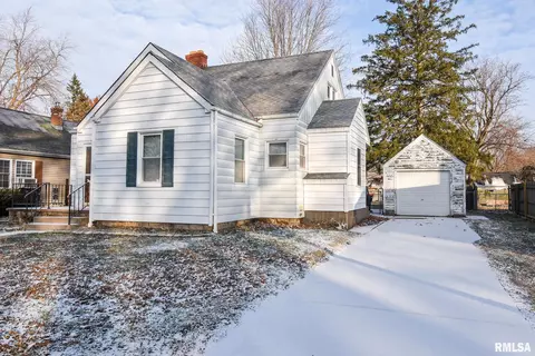 1015 E Adams St, Washington, IL 61571 photo 3