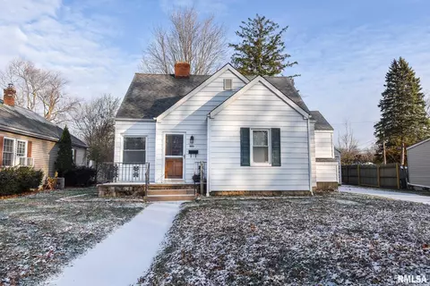 1015 E Adams St, Washington, IL 61571