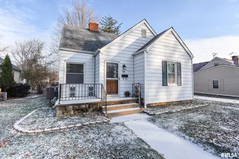 1015 E Adams St, Washington, IL 61571 photo 2