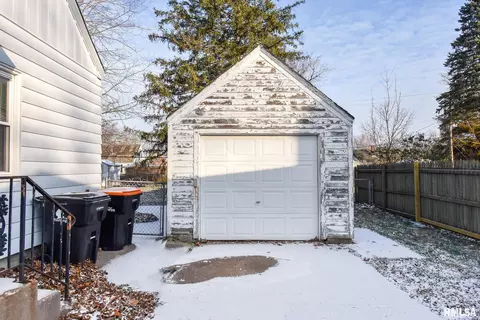 1015 E Adams St, Washington, IL 61571 photo 4