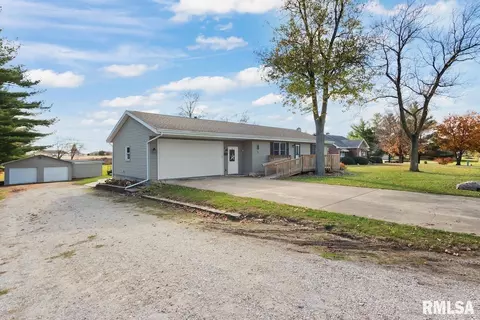 405 E Robinson St, Goodfield, IL 61742 photo 2