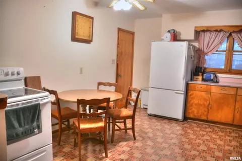 422 E Grant St, Macomb, IL 61455 photo 9