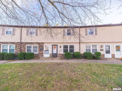 1934 Canterbury Dr, Washington, IL 61571