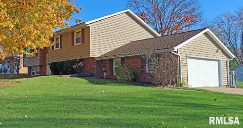 313 Hillcrest Dr, Washington, IL 61571