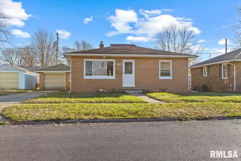 1410 N 11th St, Pekin, IL 61554