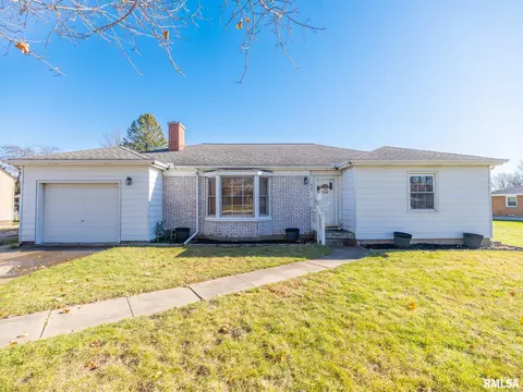 407 S White St, Mackinaw, IL 61755