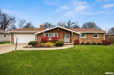 125 Eastshore Dr, Morton, IL 61550