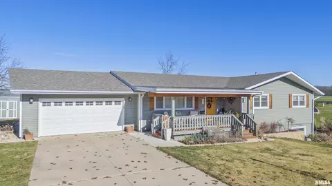 105 Oak Ln, Henry, IL 61537