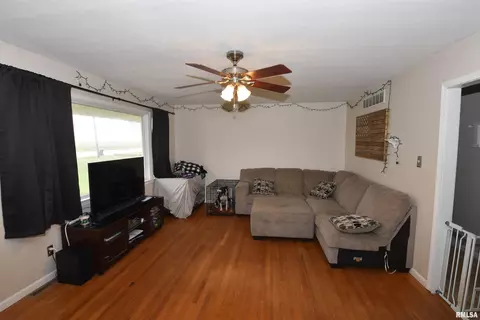 885 State Route 121, Mount Pulaski, IL 62548 photo 3