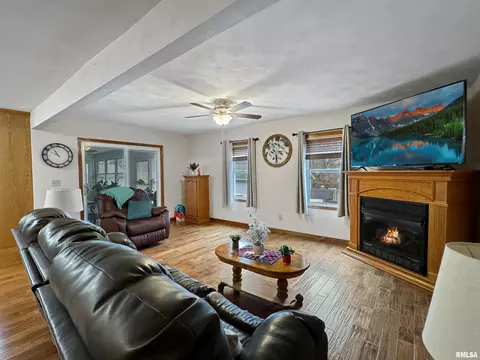 112 E Pine St, Metamora, IL 61548 photo 4