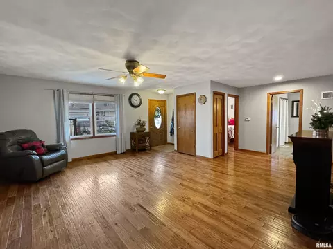 112 E Pine St, Metamora, IL 61548 photo 9
