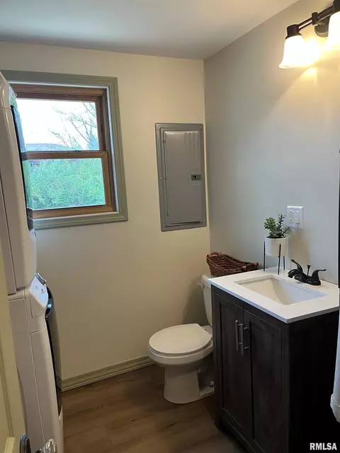 Bath - 216 Lamoine St, Macomb, IL 61455 photo 4 of 4