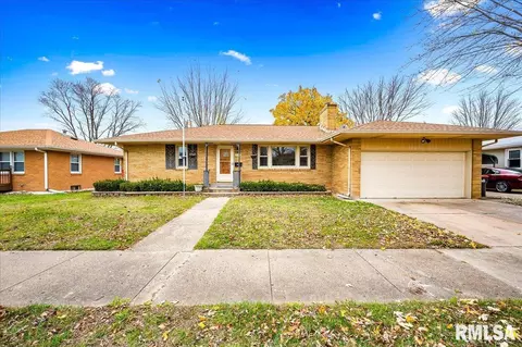 1505 Tennell Rd, Pekin, IL 61554