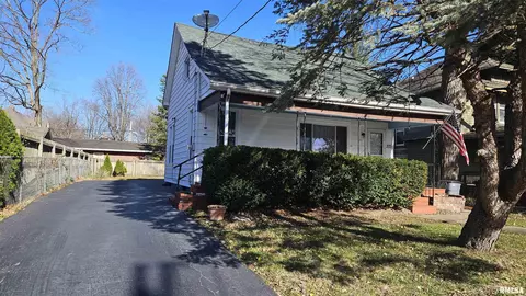 375 W Pine St, Canton, IL 61520 photo 2