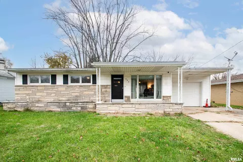 323 Smith St, Creve Coeur, IL 61610