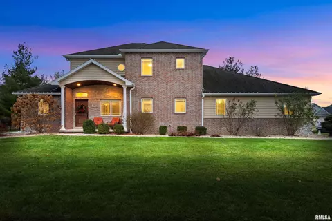 726 Stoneway Dr, Morton, IL 61550