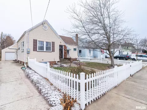 1012 S 6th St, Pekin, IL 61554