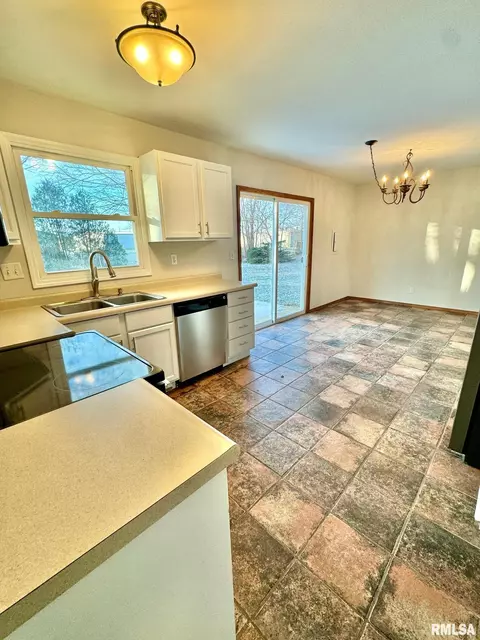 1028 Normal St, Henry, IL 61537 photo 5
