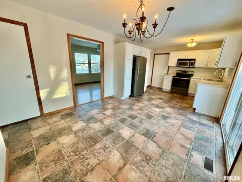 1028 Normal St, Henry, IL 61537 photo 3