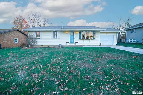 38 Rainbow Dr, Pekin, IL 61554