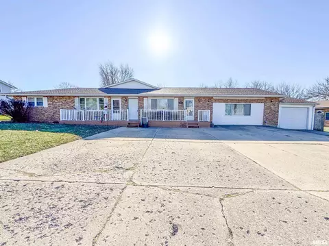303 Georgia Pkwy, Washington, IL 61571