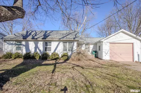 471 E Prospect St, Farmington, IL 61531