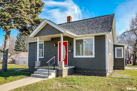 1424 S 7th St, Pekin, IL 61554