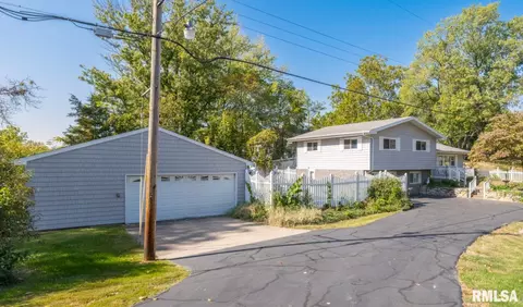 911 N Hilltop Rd, Peoria, IL 61604