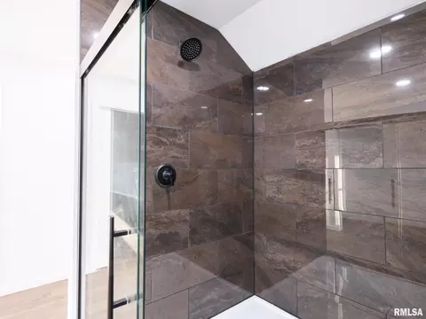 Bath - 8518 W 1st St, Mapleton, IL 61547 photo 2 of 7