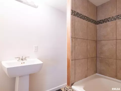Bath - 8518 W 1st St, Mapleton, IL 61547 photo 6 of 7