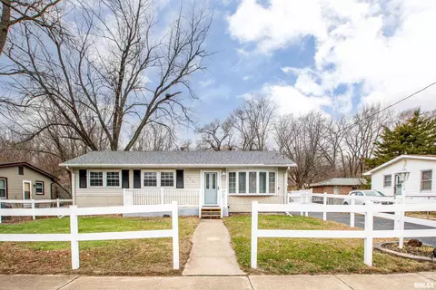 1413 S Queen Dr, Peoria, IL 61605
