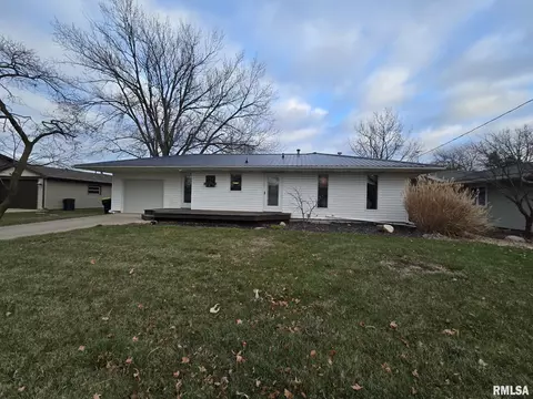 910 Church St, Roanoke, IL 61561