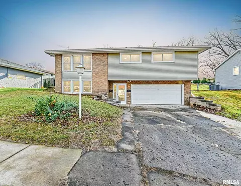 2216 Willow St, Pekin, IL 61554