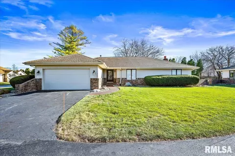 718 Country Meadows Ln, Peoria, IL 61614