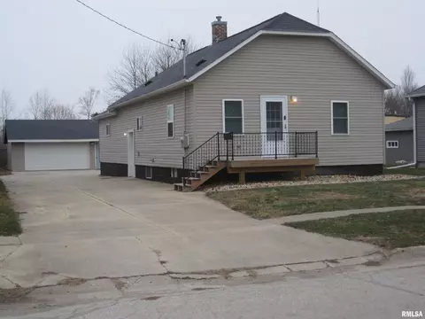 172 N Oak St, Farmington, IL 61531