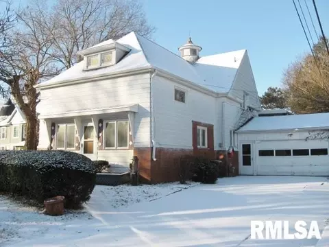 729 S 7th St, Pekin, IL 61554