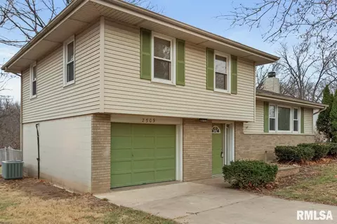 2509 W Huntington Dr, Peoria, IL 61614
