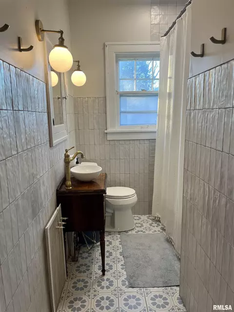 Bath - 208 S Callender St, Eureka, IL 61530 photo 1 of 2
