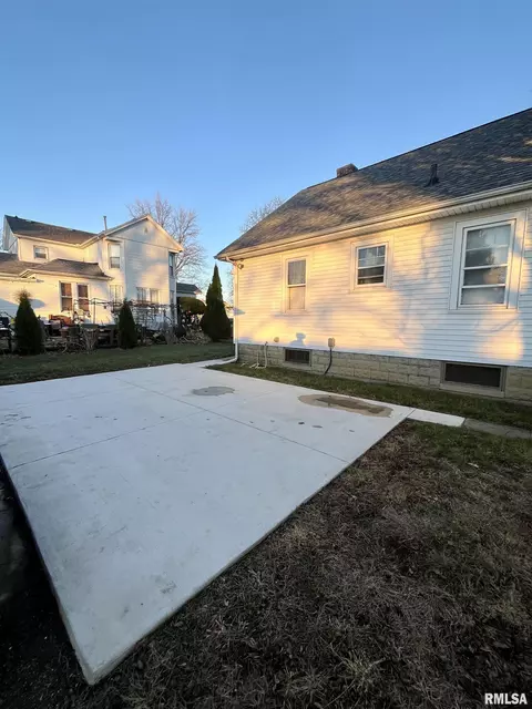 Exterior - 208 S Callender St, Eureka, IL 61530 photo 2 of 4