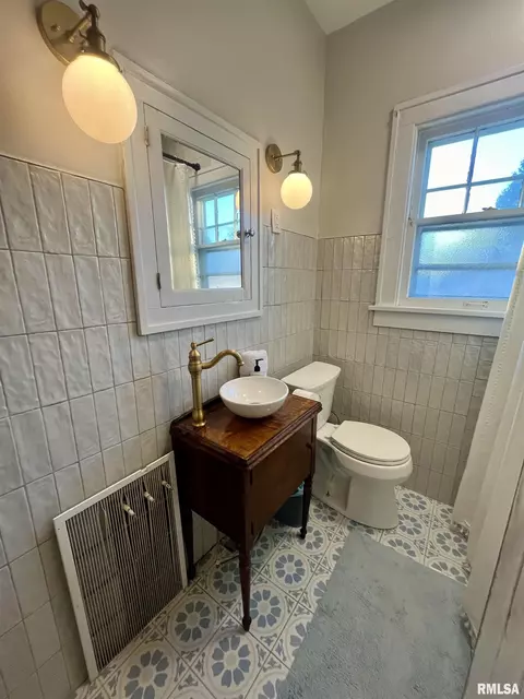 Bath - 208 S Callender St, Eureka, IL 61530 photo 2 of 2