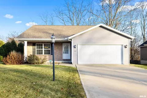 5702 N Frostwood Pkwy, Peoria, IL 61615