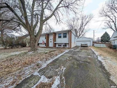 1709 Florence Ave, Pekin, IL 61554