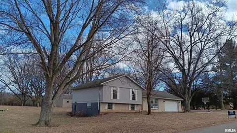 2232 Mayflower Dr, Pekin, IL 61554