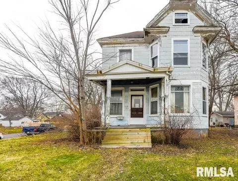 1124 Broadway Rd, Pekin, IL 61554