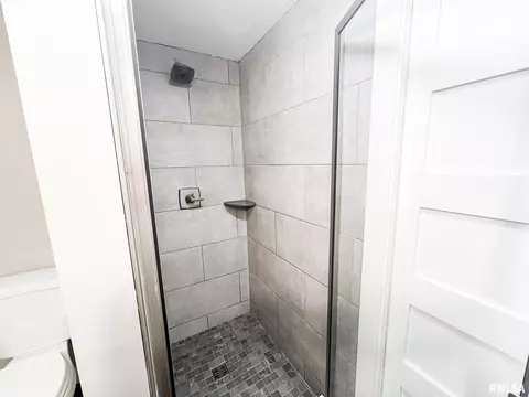 Bath - 106 S Myers, Eureka, IL 61530 photo 7 of 8